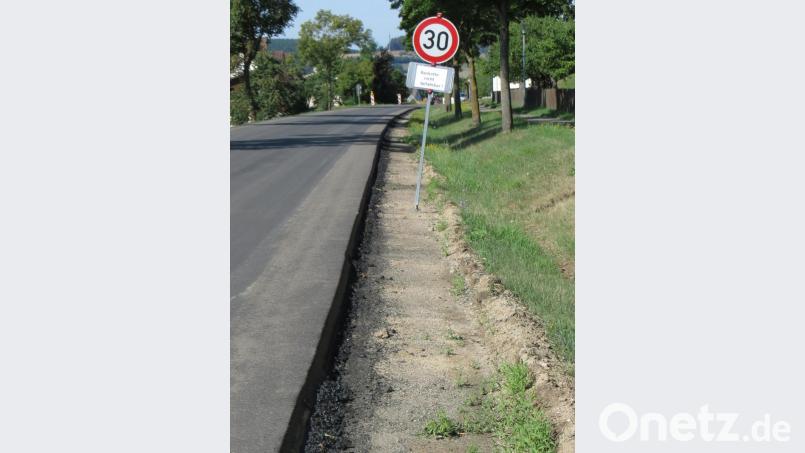 Die Bankette werden voraussichtlich ab dem 19. August erneuert. Durch die Oberbauverstärkung passt nun einiges an Material in die Seitenstreifen. Laut Planung sind 3200 Tonnen erforderlich. Bild: Köppl