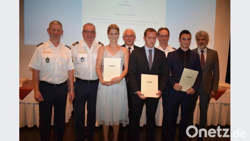 Mit sehr guten Ergebnissen endete das 78. Ausbildungsseminar der VII. Bereitschaftspolizeiabteilung. Die besten Abschlüsse erreichten PM Lena Morgenroth, PM Philipp Hanker und PM Thomas Obermüller (Mit Urkunden von links). Zur Beförderung gratulierten von links: Seminarleiter EPHK Jürgen Paffenzeller, Polizeipräsident Wolfgang Sommer, Bürgermeister Kurt Koppmann, Leitender Polizeidirektor Ludwig Härtl. Bild: bnr