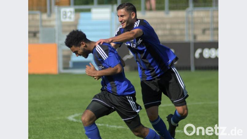 Torschützen unter sich: Weidens Chousein Chousein (rechts), der Torschütze zum 2:0, jubelt mit Michaele Bokuretsion über dessen Treffer zum 3:0-Endstand. Bild: otr
