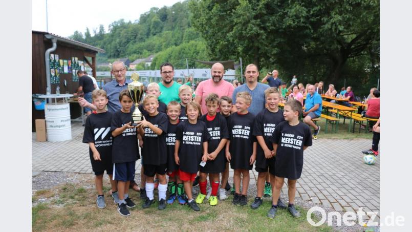 Stolz präsentieren die Nachwuchsfußballer der SG Rieden/Vilshofen den Pokal, den Bürgermeister Erwin Geitner (hinten links) gestiftet hat. Bild: riw