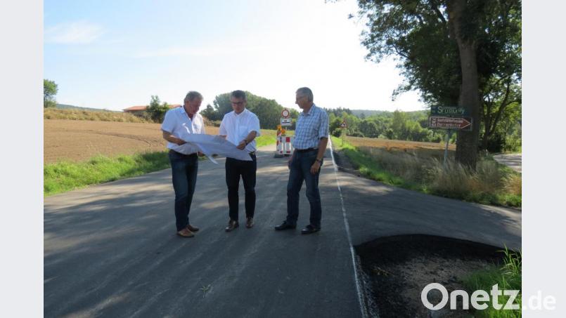 Bürgermeister Martin Birner (Mitte), Bauamtsleiter Karl Hartinger (rechts) und Niederlassungsleiter Ulrich Slouka vom Ingenieurbüro Troßmann (links) sind zufrieden mit der Sanierung der Gemeindeverbindungsstraße Neunburg-Nefling. Bild: Köppl
