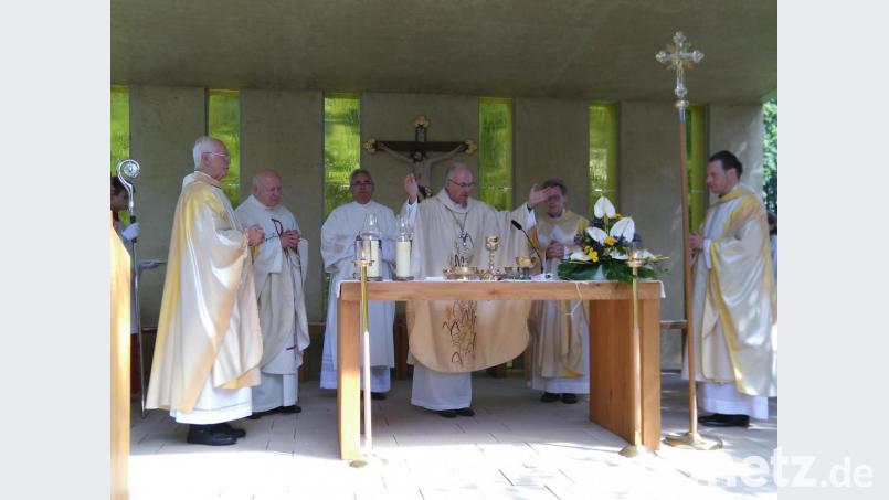 In Konzelebration feierte Bischof Dr. Rudolf Voderholzer am Sonntagvormittag ein Pontifikalamt. Bild: mma