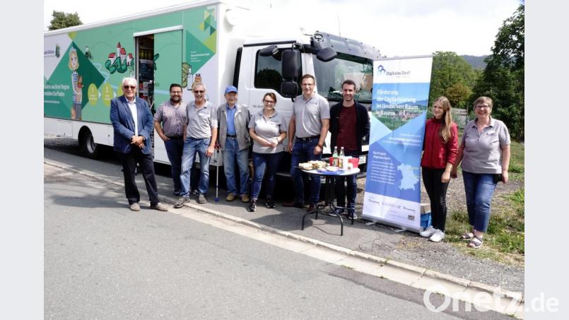 Zweiter Bürgermeister Josef Hecht (von links), Geschäftsleiter Thomas Kaufmann, Dorfladen-Fahrer, Karl-Heinz Meier, Stammkunde Albert Wolf, Anja Zölch, Martin Schmidt, Christian Brunner vom Fraunhofer-Institut, Mirjam Opitz und Gisela Gmeiner freuten sich über das Jubiläum. Bild: bkr