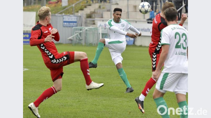 Gebenbachs Kapitän Julian Ceesay (Mitte) musste nach einer Notbremse schon früh vom Platz. Archivbild: Hubert Ziegler