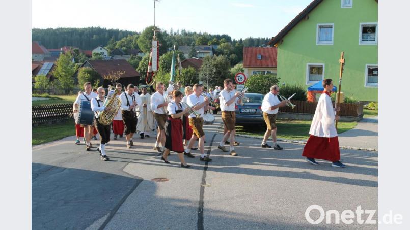 Die Blaskapelle Waldkirch führt mit den Ehrengästen und Vereinen den Kirchenzug an. Bild: pi