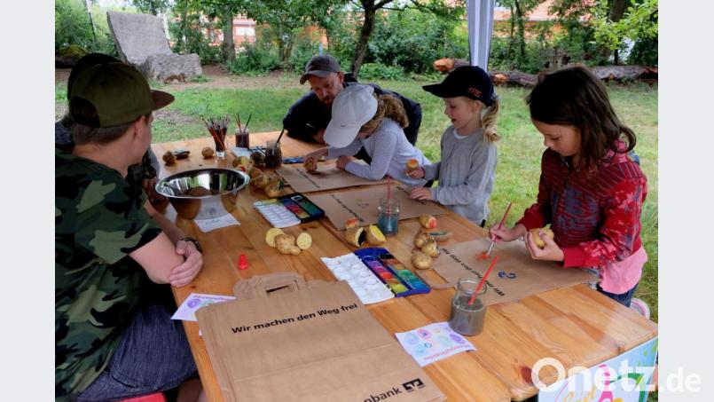 Der Kartoffeldruck hat es den Kinder besonders angetan. Bild: le