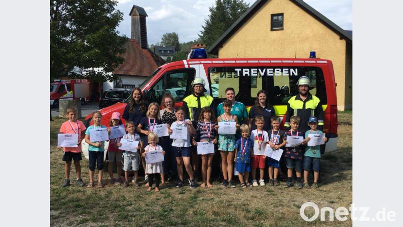 Die stolzen Kinder mit ihren Urkunden und Medaillen, die sie von den Verantwortlichen der Freiwilligen Feuerwehr Trevesen erhalten haben. Bild: twg