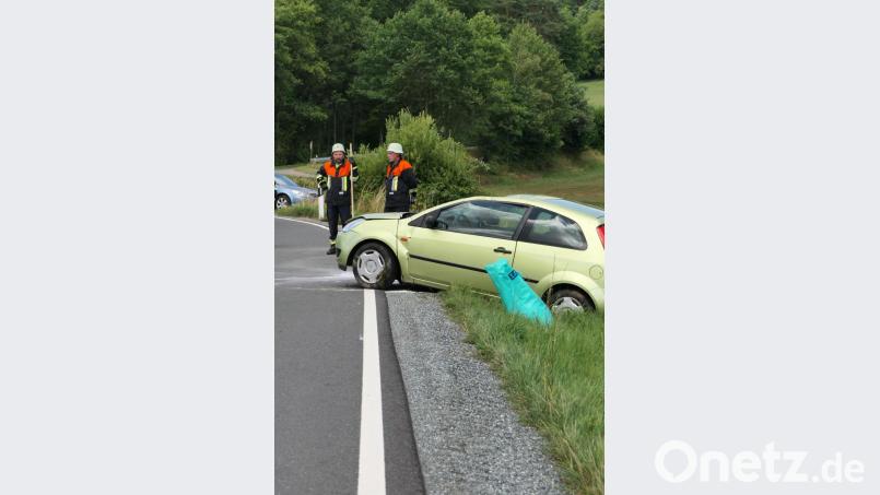 Als das Foto entsteht, haben Helfer das Auto bereits wieder umgedreht, das zunächst auf dem Dach liegt. Bild: ils