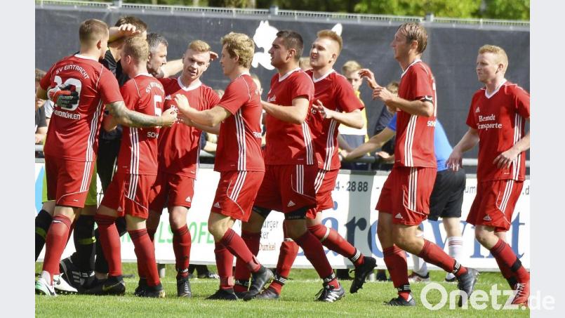 Rote Jubeltraube: Der SV Schmidmühlen gewann das Vilstalderby der Fußball-Kreisliga Süd in Rieden. Bild: Hubert Ziegler