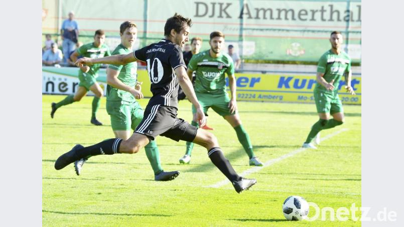 Der vom ASV Neumarkt nach Ammerthal gewechselte Stürmer Christian Schrödl (vorne) machte mit seinen beiden Treffern den Sieg der DJK gegen den TSV Abtswind perfekt. Bild: Hubert Ziegler
