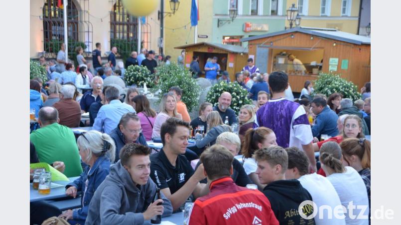 Eine Stadt blüht auf. Es ist das Fest aller Feste, das die Menschen vor das Rathaus lockt. Bild: dob