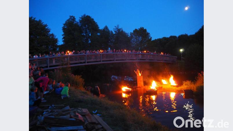 Romantische Kulisse für ein Sommerfest. Die &quot;brennende&quot; Naab. Die Feuerschalen zaubern eine besondere Atmosphäre. Bild: krb