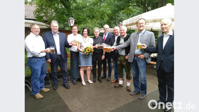 Auf ein gelingendes Frohnbergfest (von links): Kevin Harris, Richard Reisinger, Herbert und Ingrid Lindner, Christian Schulz, Bernhard Lindner, Georg Götz, Alois Karl, Richard Gaßner und Georg Münch. Bild: mma