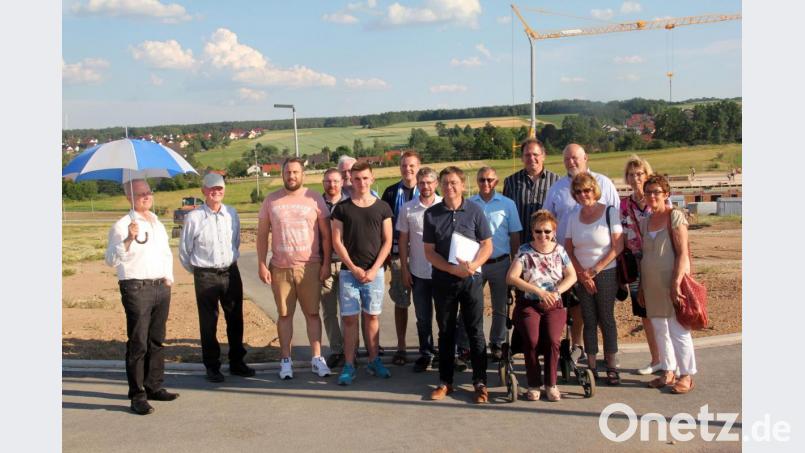 CSU-Fraktionsvorsitzender Markus Graf (Achter von rechts) führte interessierte Mitglieder aus den Ortsverbänden durch das neue Baugebiet am Weidenstock. Bild: ct