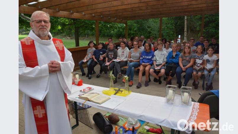 Pfarrseelsorger Pater Benedikt Leitmayr (links) zelebrierte am Samstagnachmittag, am Fest des Pfarrpatrons Sankt Laurentius, zum Dank den Ministranten einen Gottesdienst beim Zeltlager. Gestaltet wurde die Feier von den Minis selber, sie hatten sich zuvor die Gestaltung erarbeitet. Bild: jr