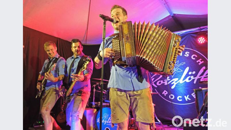 "Rotzlöffl" stellte das Festzelt zum Kirwaauftakt auf den Kopf. Die Stimmungsband kommt seit Jahren in die Grenzgemeinde und begeistert das Publikum. Bild: nm