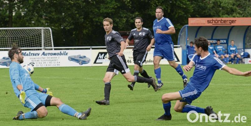 In dieser Szene scheitert zwar der Schmidgadener Andreas Werner (rechts) an Christoph Schwandner, Torwart der SG Gleiritsch/Trausnitz, am Ende aber ging der 1. FC als Sieger vom Platz. Bild: ham