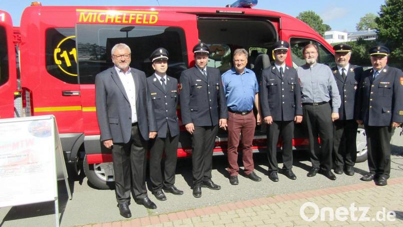 Zu Gast bei der Fahrzeugsegnung (von links): Stadtrat Günter Cermak, Kreisbrandmeister Michael Schmitt, Feuerwehr-Vorsitzender Sebastian Höllerl, Feuerwehr-Beauftragter Josef Lehner, Kommandant Andreas von der Grün, Diakon Franz-Josef Reck, Kreisbrandrat Fredi Weiß, Kreisbrandinspektor Hans Sperber. Bild: sck