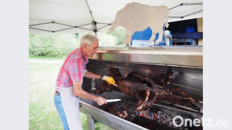 Die Gerichten wie Wildschwein oder Spanferkel vom Spieß treffen die Veranstalter ins Schwarze. Bild: krb