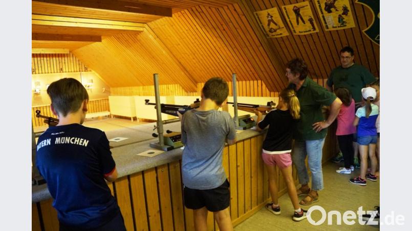 Der Schützenstand der Schützengesellschaft „Freischütz“ war bei der Ferienaktion ständig von Kindern belagert. Bild: weu