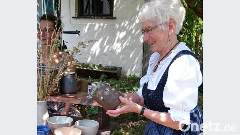 Die Werke der jungen Töpferin Vera Klatt stießen auf großes Interesse. Bild: exb
