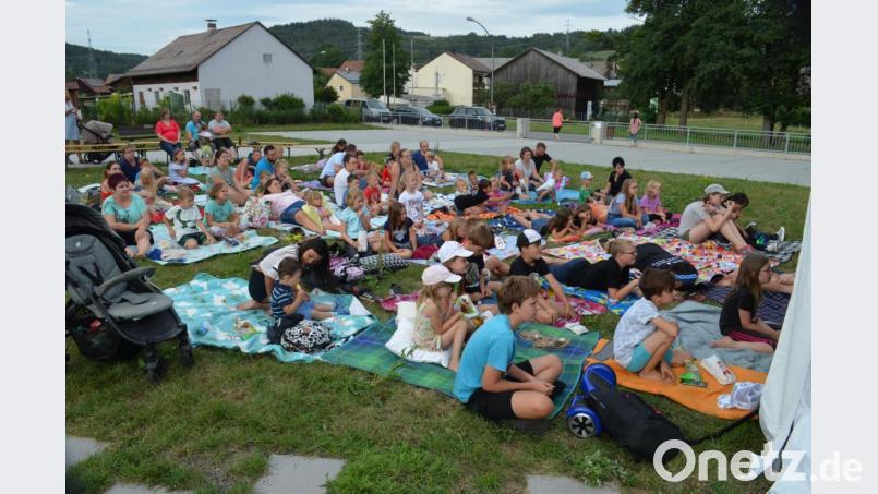 Popcorn holen, Decke ausbreiten und sich dann gemütlich einrichten für den ersten Bechtsriether Kinoabend unter freiem Himmel. Nicht nur die Kinder, auch die Eltern haben Spaß beim Open-Air-Kino. Bild: fz