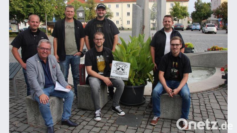 Der neue Verein nennt sich „November(T)rain“. Auf dem Bild (stehend von links) die Vorstandsmitglieder Benjamin Mayer, Andreas Brandl, Florian Greil und Pascal Mayer, (vorne von links) Bürgermeister Toni Dutz, Kevin Puß und Michael Pappenberger. Bild: wro
