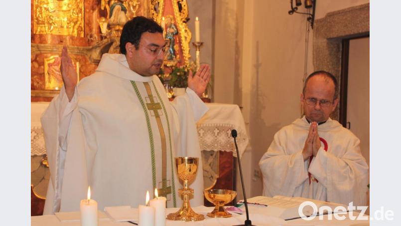 Nachprimiz feierte der gebürtige Falkenberger Neupriester Jaime-Pasqual Hannig (links) auf Einladung des Mährigner Pfarrers Armin Maierhofer in der Pfarrei St. Katharina. Bild: kro