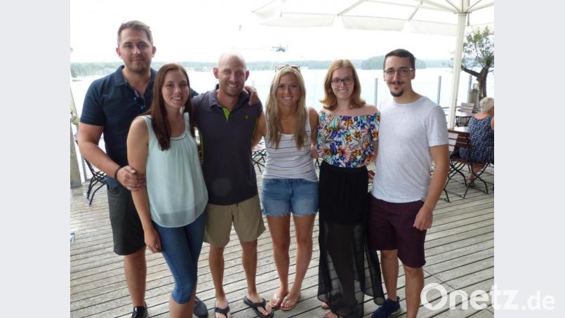Sabrina Rohrwild (Zweite von links) und ihr Lebensgefährte Florian Plail (links) sind mit ihren Freuden Alex und Jamie Talbott (Mitte) auf Tour. Ein Abstecher führte auch zum Steinberger See. Hier hatten Sabrina Rohrwild und ihre Gruppe Aufsicht, als sie sich entschlossen, noch nach Wackersdorf zur Typisierungsaktion zu fahren. Rechts im Bild Sabrinas Schwester Franziska und ihr Freund Felix. Bild: Völkl