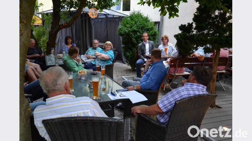 CSU-Mitglieder diskutieren mit MdB Albert Rupprecht über lokale Probleme. Bild: gi