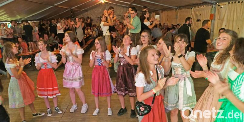 Im Dirndl kommen, das ist bei den "Kirwa-Moidln" fast schon Pflicht. Mitgebracht haben sie aber auch, ebenso wie alle Gäste, viel Spaß und Freude. Bild: nm