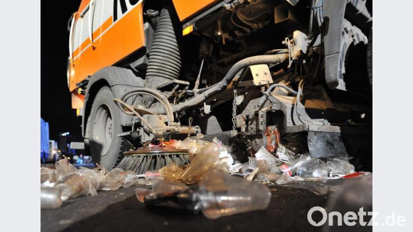 Marktplätze als Mülldeponien: Ein Räumungsfahrzeug beseitigt nach einer Veranstaltung Müll auf einer Straße. Bild: Paul Zinken/dpa