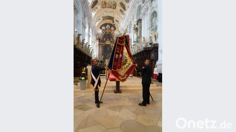Beim Festgottesdienst am Samstagabend wurden neue Fahnenbänder gesegnet, die sich die Feuerwehren Nabburg und Waldsassen gegenseitig überreichten. Bild: flm
