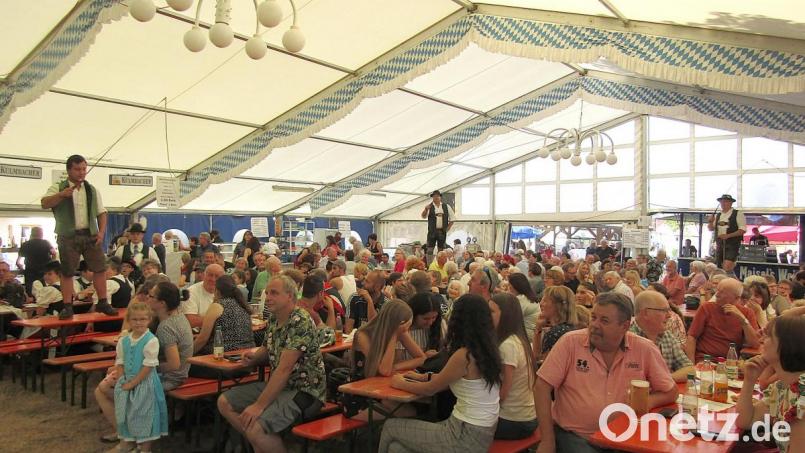 Die Goißlschnalzer des Trachtenvereins Auerbach sorgen für die Knalleffekte im Kirchweihzelt.. Bild: sck