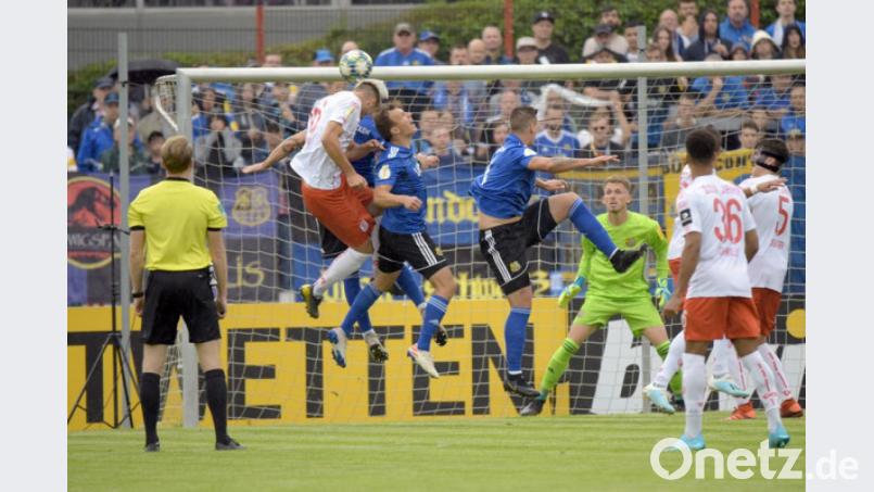 Nach einem Freistoß köpft Regensburgs Markus Palionis auf das Saarbrücker Tor. Kein Abseits, kein Foul zu sehen, warum es nicht gilt, weiß nur der Schiri. Bild: Oliver Dietze/dpa