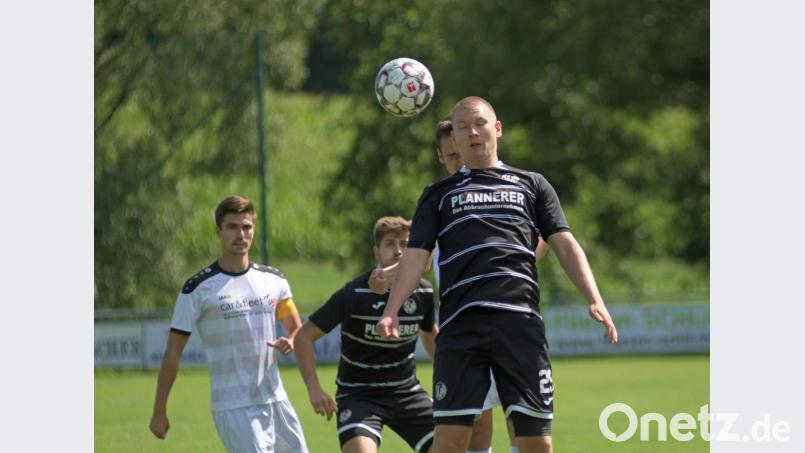 Augen zu beim Kopfball? Machts nichts. Der Neusorger Thomas Bergmann ist bei diesem Luftkampf Herr der Lage. Der SV Neusorg gewann etwas überraschend beim TSV Pressath mit 2:0. Bild: otr