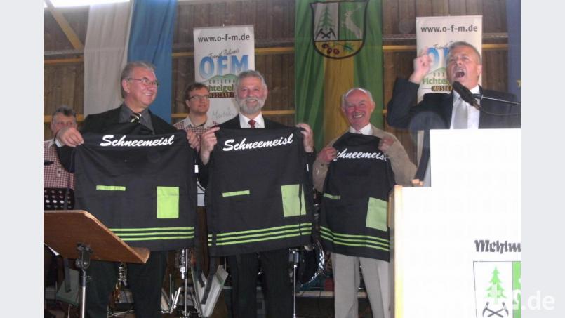 Riesengaudi bei der Übergabe der Schürzen mit der Aufschrift „Schneemeisl“
(Von links: Winfried Prokisch, Günter Pöllmann, Manfred Schinner, Robert Rüger Bild: gis