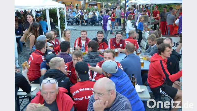 Das Vohenstraußer Altstadtfest ist eine Art Bürgerfest, das Besucher aus allen Regionen vor das Rathaus lockt. Bild: dob