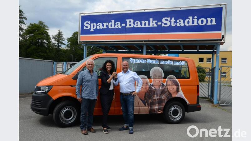 Die Jugendmannschaften der SpVgg SV Weiden fahren künftig im eigenen Tourbus zu den Spielen. Die Spende kommt vom Gewinnsparverein der Sparda-Bank Bild: exb
