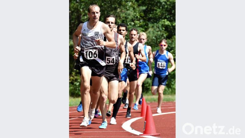 Korbinian Völkl (links) leistete über die 1500 Meter zwischendurch Führungsarbeit, am Ende wurde der Mitorganisator des Neustädter Läufermeetings Vierter. Bild: Büttner, Gerhard