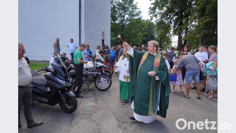 Pfarrer Albert Hölzl bei der Segnung der Motorräder. Bild: fvo