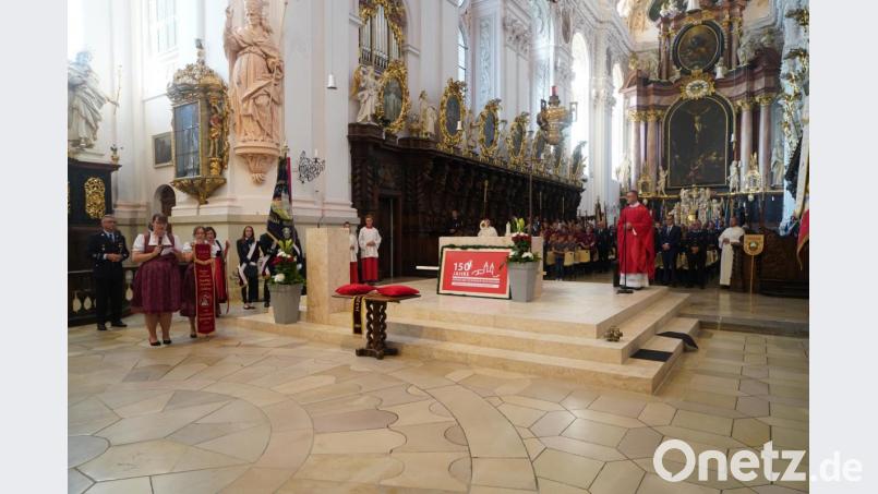 Beim Festgottesdienst am Samstagabend wurden neue Fahnenbänder gesegnet, die sich die Feuerwehren Nabburg und Waldsassen gegenseitig überreichten. Bild: flm