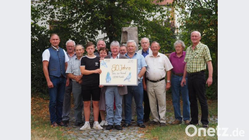 Der Brieftaubenverein "Treu zur Heimat" feiert vereinsintern das 80-jährige Jubiläum. An der Spitze steht Karl Staufer (Mitte). Bürgermeister Richard Kammerer (links) gratuliert. Bild: sei