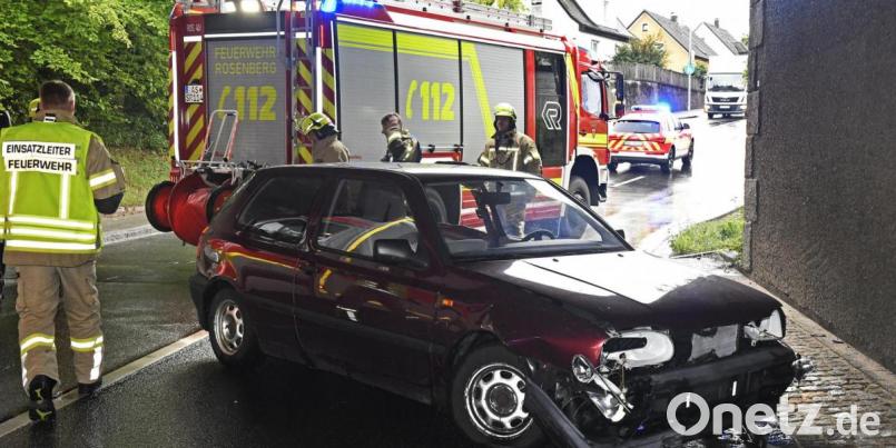 Aus diesem Auto befreite die Feuerwehr die verletzte Fahrerin. Bild: Petra Hartl