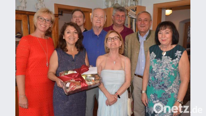 SPD-Urgestein Wolfgang Girke (Mitte) feierte seinen 80. Geburtstag. Unter den Gratulanten war auch OB Kurt Seggewiß (Zweiter von rechts). Bild: Kunz