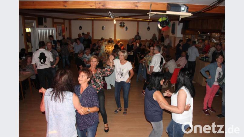 Es wurde eifrig getanzt bei der "Tiffany-Revival-Party" im Gasthof "Zur Alm". Bild: kro