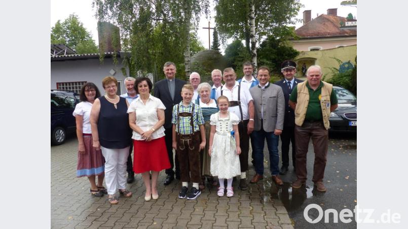 Der Jubilar Anton Kick (Fünfter von rechst) mit seiner Anna und Enkeln im Kreise der Vertreter aus Kirche, Verbänden und Vereinen, die alle sehr gerne den Jubilar hochleben liesen. Bild: sl
