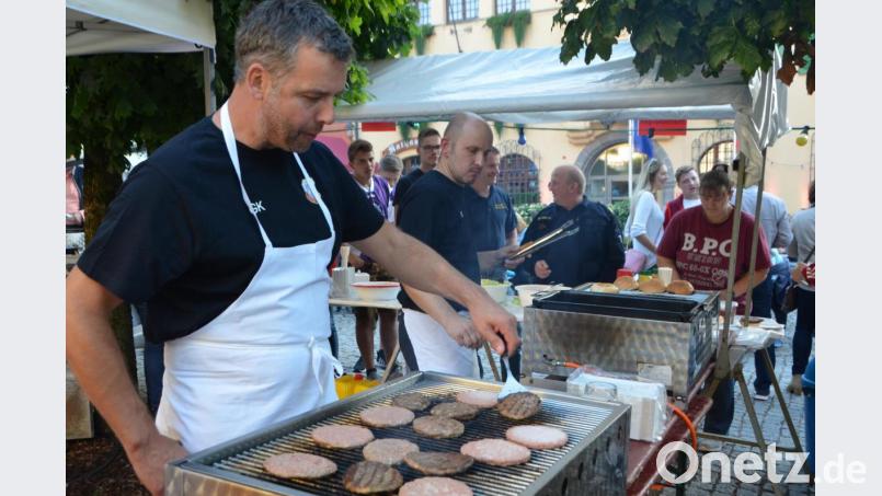500 SpVgg-Burger werden beim Altstadtfest vertilgt. Bild: dob