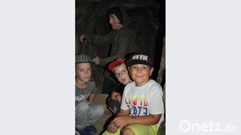 Diese Buben wollten es genau wissen. Sie arbeiteten sich im künstlichen Stollen des Museums zum "Venetianer" vor. Bild: lg