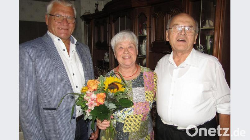 Stellvertretender Bürgermeister Norbert Gradl (links) gratuliert Anneliese und Johann Heidenreich zur goldenen Hochzeit. Bild: sck